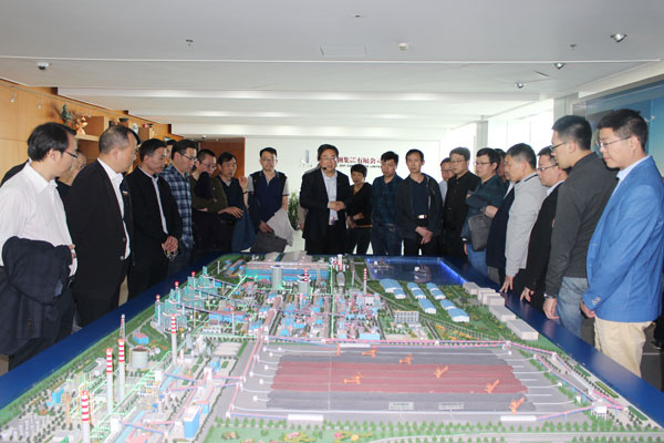 05參觀(guān)集團展廳.jpg