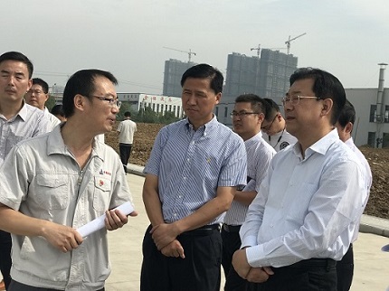 余總向袁市長(cháng)介紹中鋼天源發(fā)展現狀.png