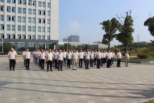 領(lǐng)導班子與新區職工代表行注目禮.JPG